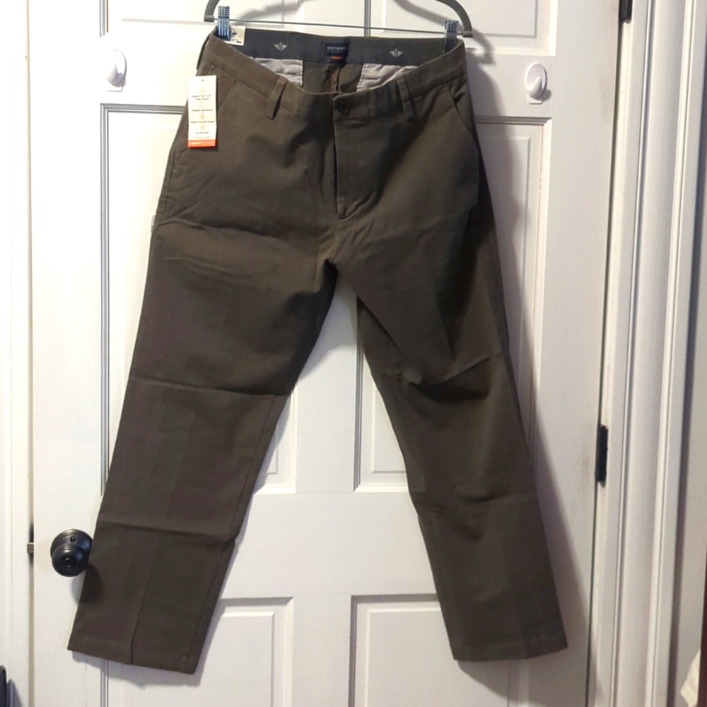 Dockers workday khaki green straight fit smart 360 Flex 36x30.  Brand new neve…